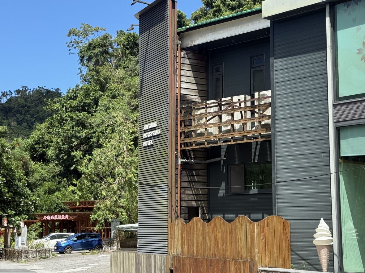 安通溫泉飯店旁的福德祠一隅