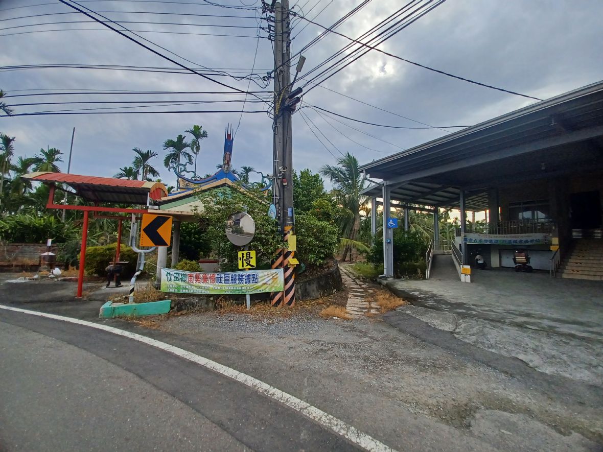 入口處的善龍伯公，其實是從老伯公分靈出來的