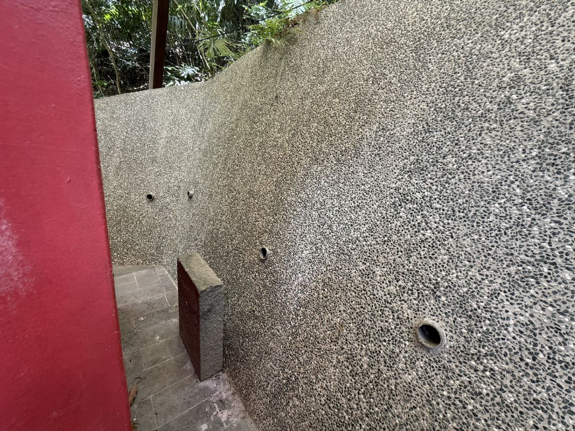 廟後方現存方形風化石碑