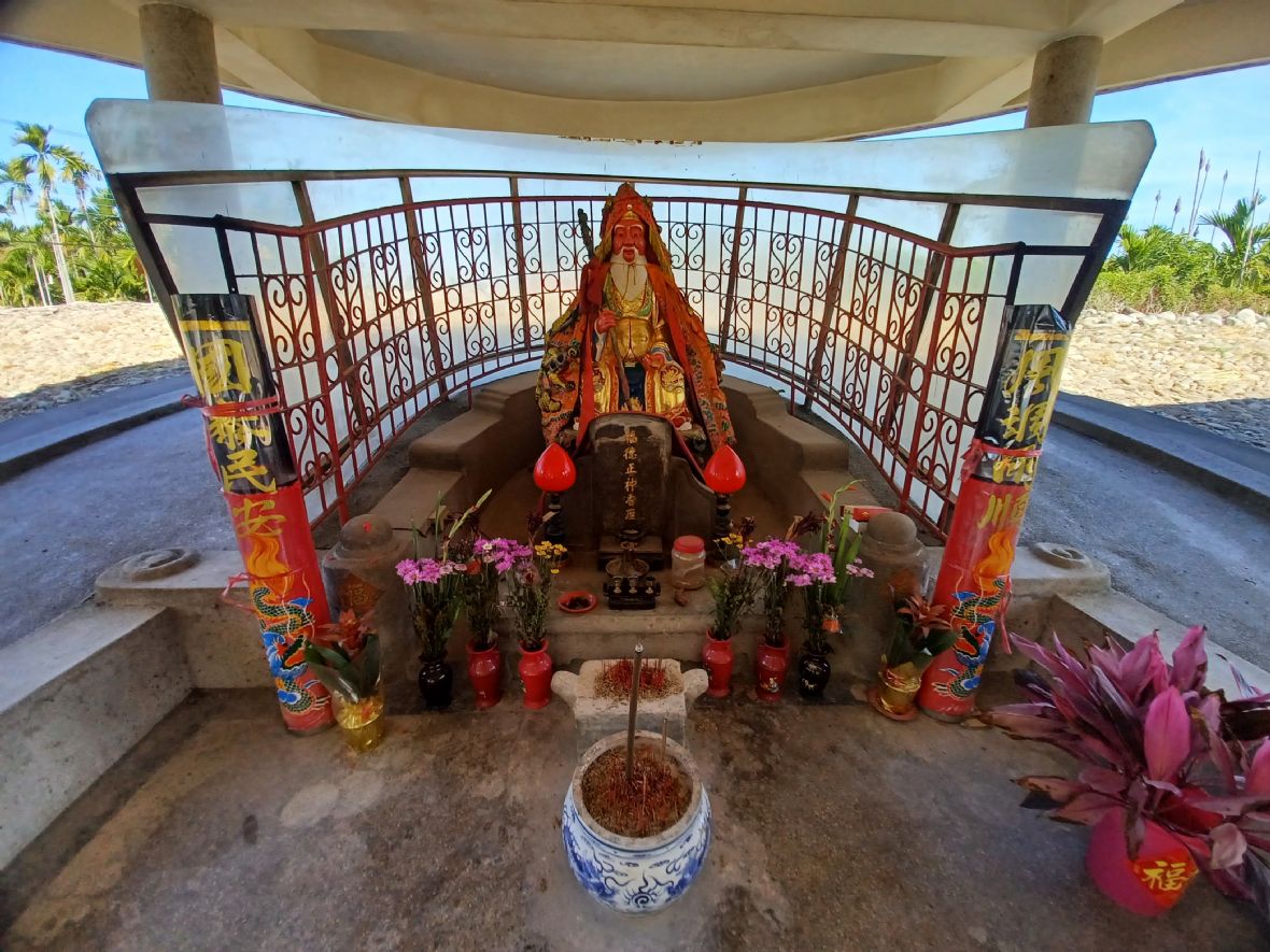 伯公金身神像周圍以鐵欄杆、壓克力板圍住，防風防雨