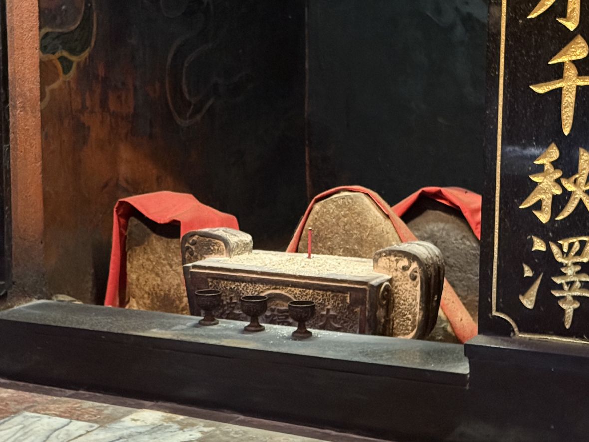 神龕下供奉三塊開基石