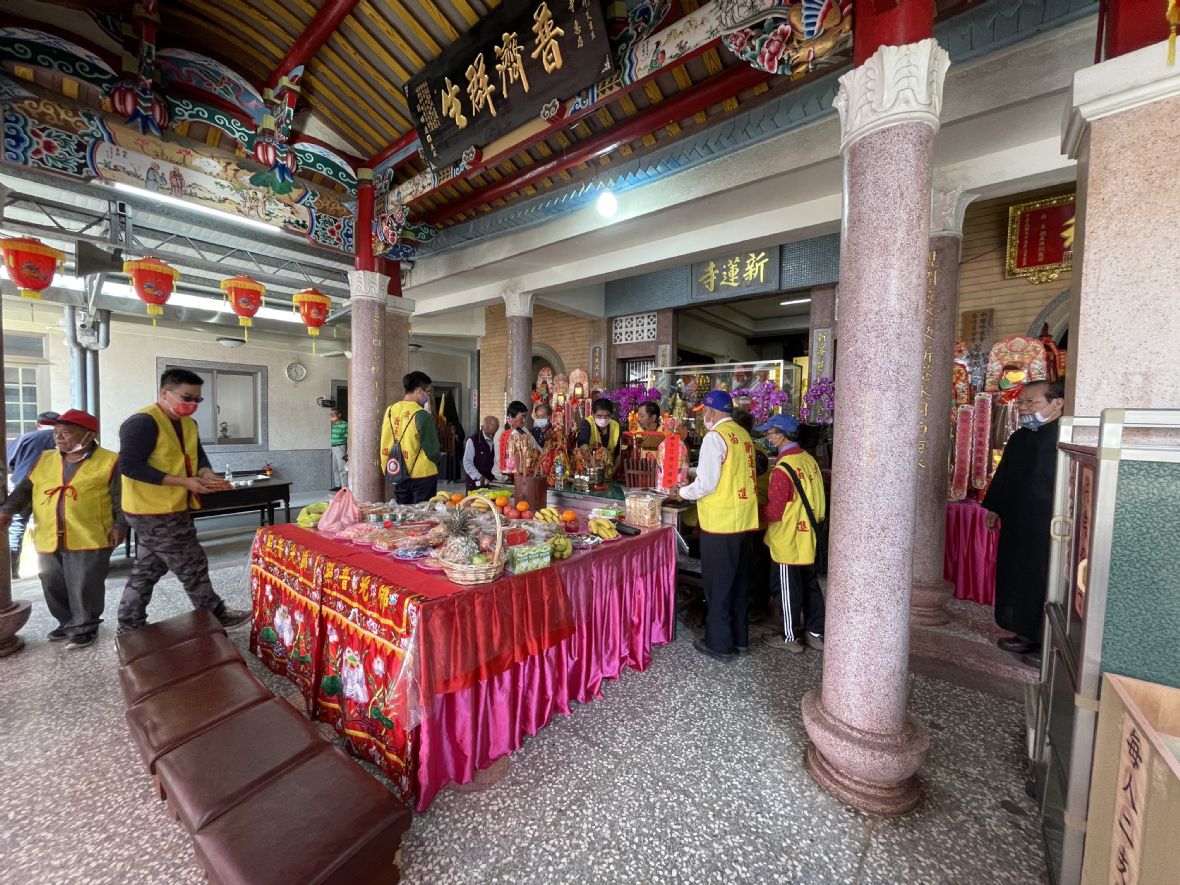 媽祖的供奉、祭拜的諸般儀式、媽祖的遶境出巡都還是持續著，但「山門內吃齋，山門外吃葷」的現象，祭祀的豬羊架只能放置在大門外。