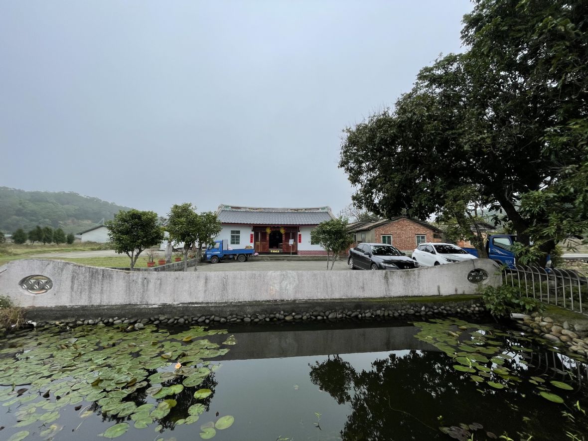 騰清公祠前院帶有半月池