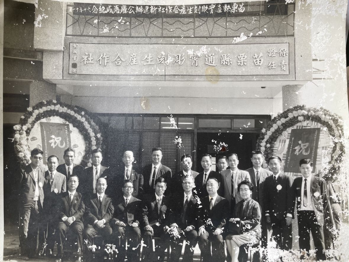 民國60年苗栗縣通霄彫刻生產合作社辦公廳落成紀念老照片中第二排（站姿者）左起第2位就是鄭元愷