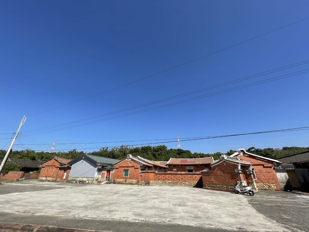 土城黃屋（琳德公）為一堂五橫（虎邊三橫屋，龍邊二橫屋）有前後院的三合院建築，建築部份由門樓、正堂及橫屋組成