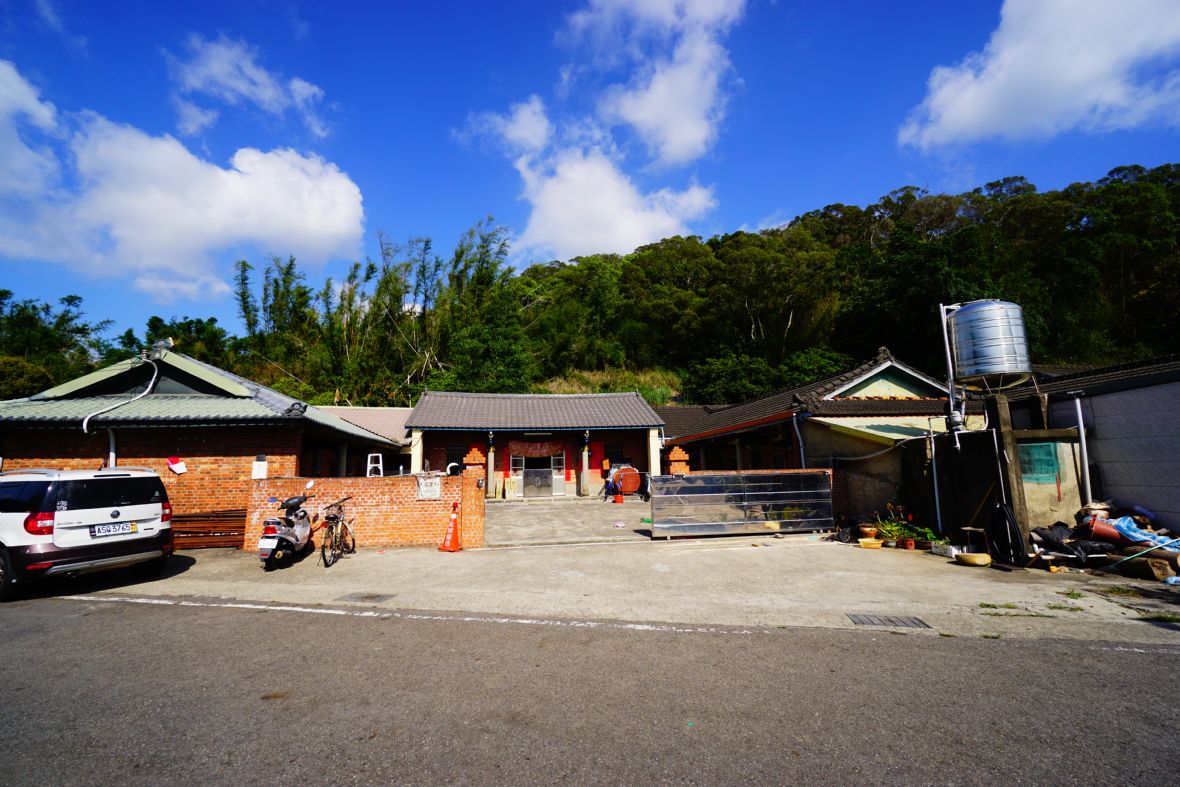 馬屋祠堂為一堂二橫屋，禾埕完整，面前視野開闊，正堂後方有化胎及莿竹林作為防禦