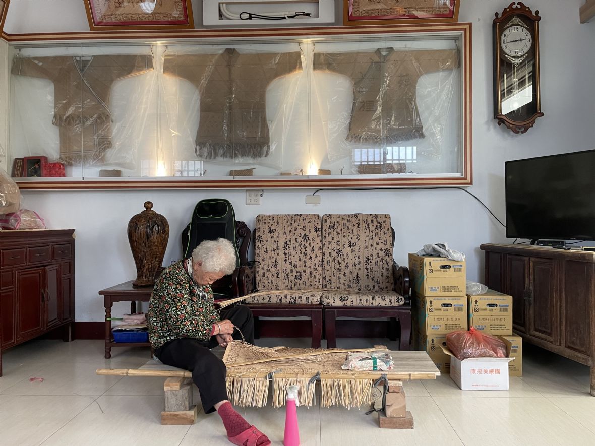 家中客廳掛滿了劉蔡腰近年來的作品