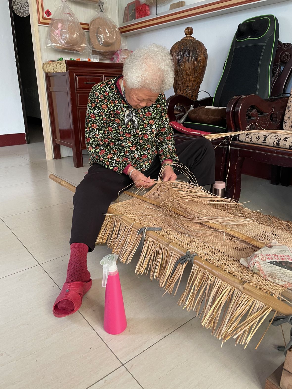 劉蔡腰正在編織蓆子