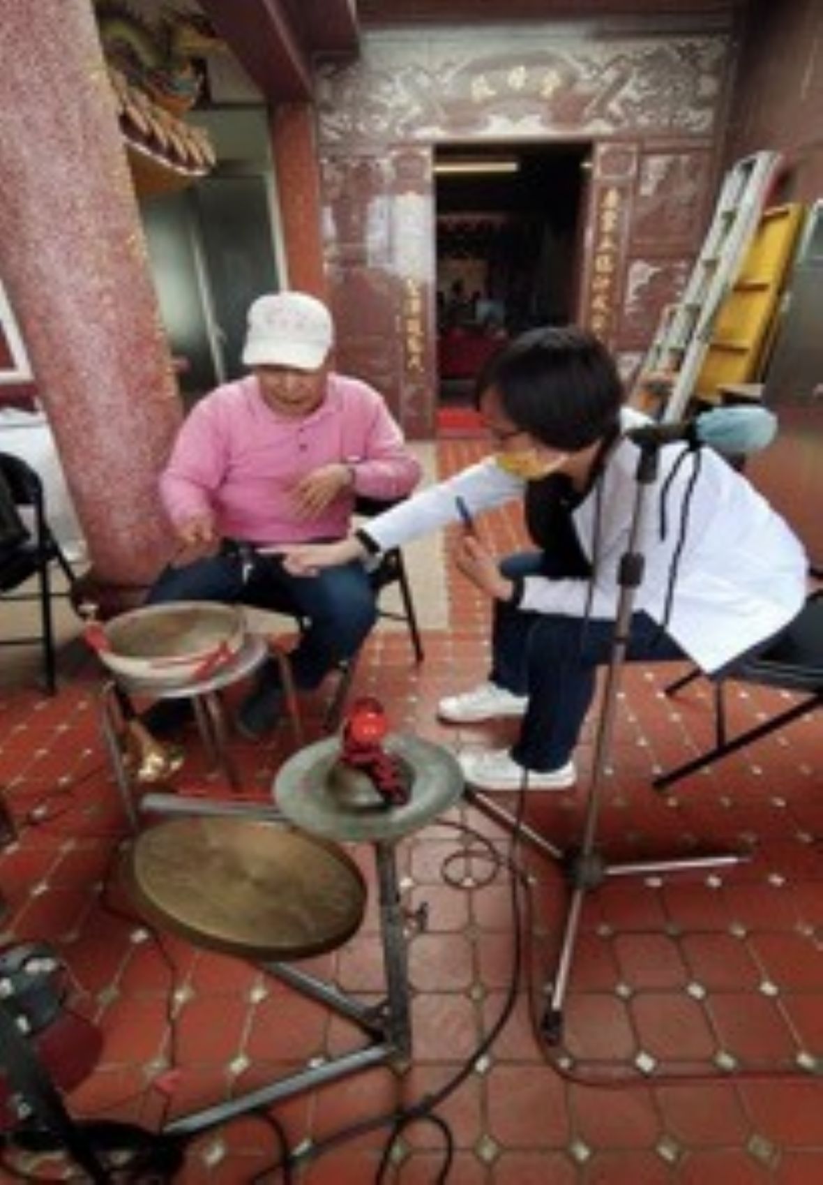團長余榮慶講解余家班的運作模式