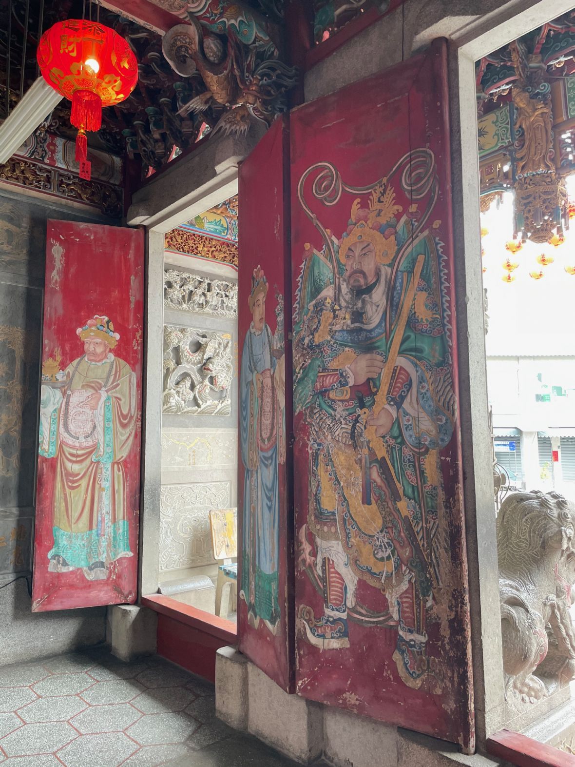 慈惠宮白臉門神是秦瓊，手拿金鐧