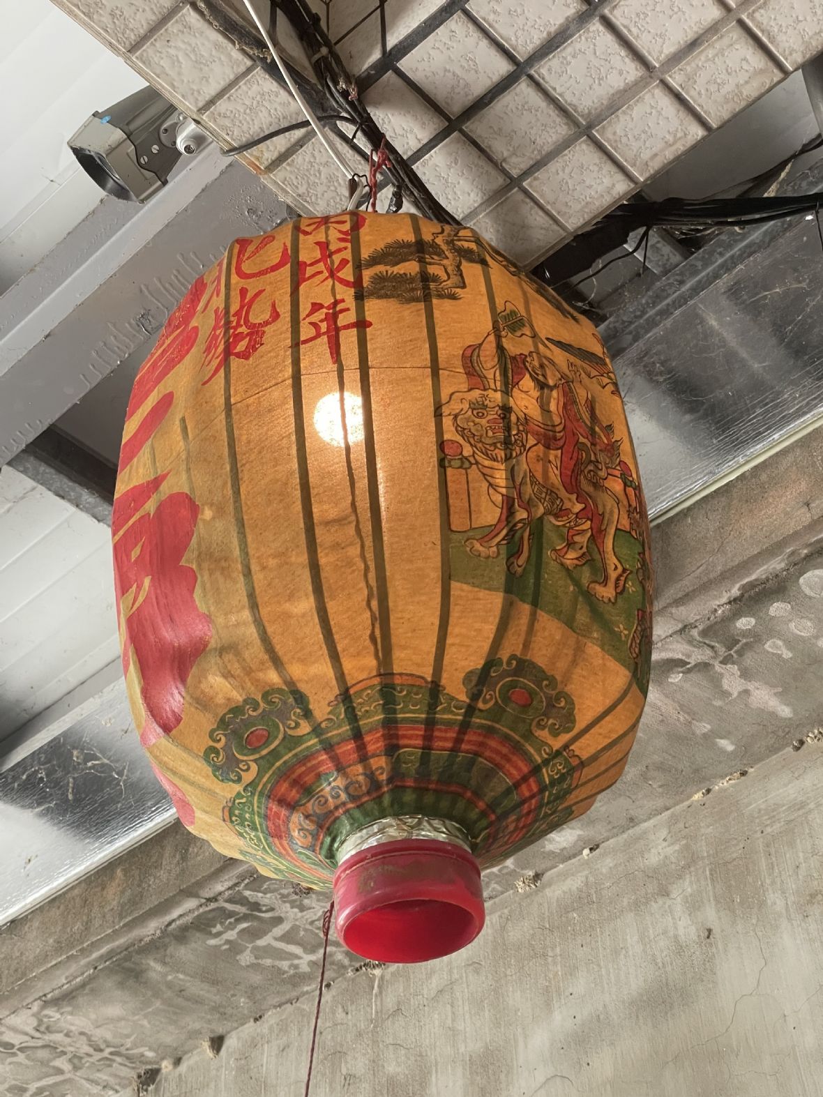 爐主綵燈是用竹子編成骨架，上面布彩釉最後上油