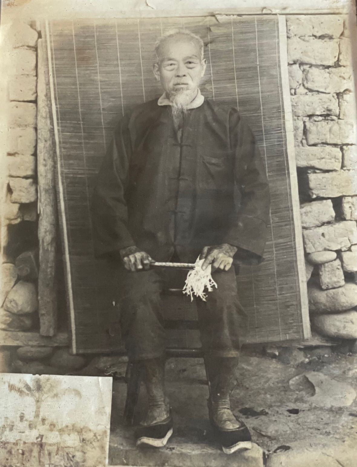 葉名通公照片對比畫像可見，名通公實際穿著保留了傳統漢人服飾