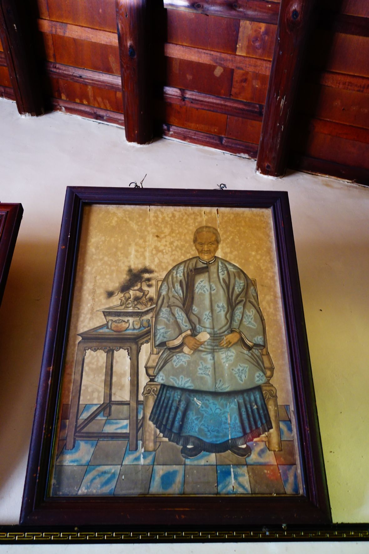馬屋祖先畫像中馬家祖婆手持手巾，桌面上亦擺放松樹