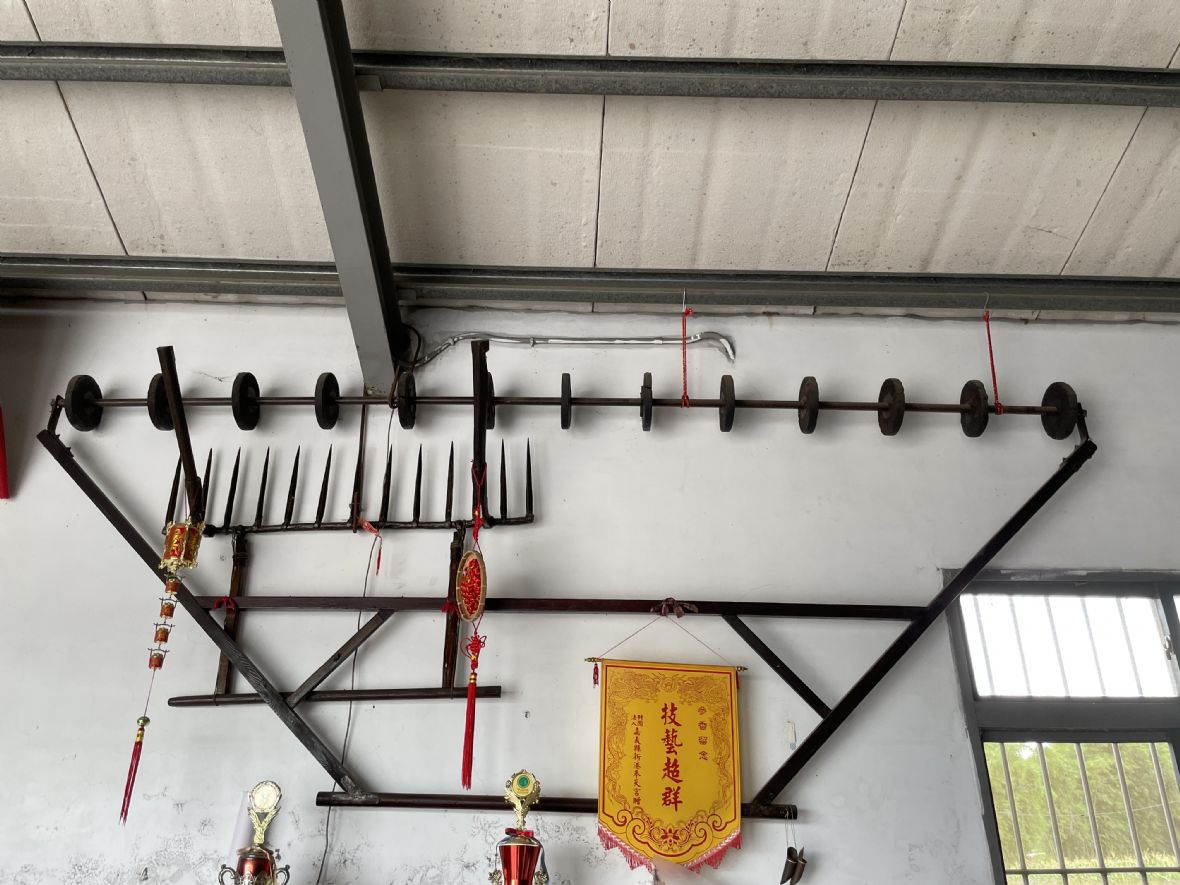 蒔田拉線機由鐵及木所製成，由3根不同長度的圓長鐵焊接，呈梯形狀