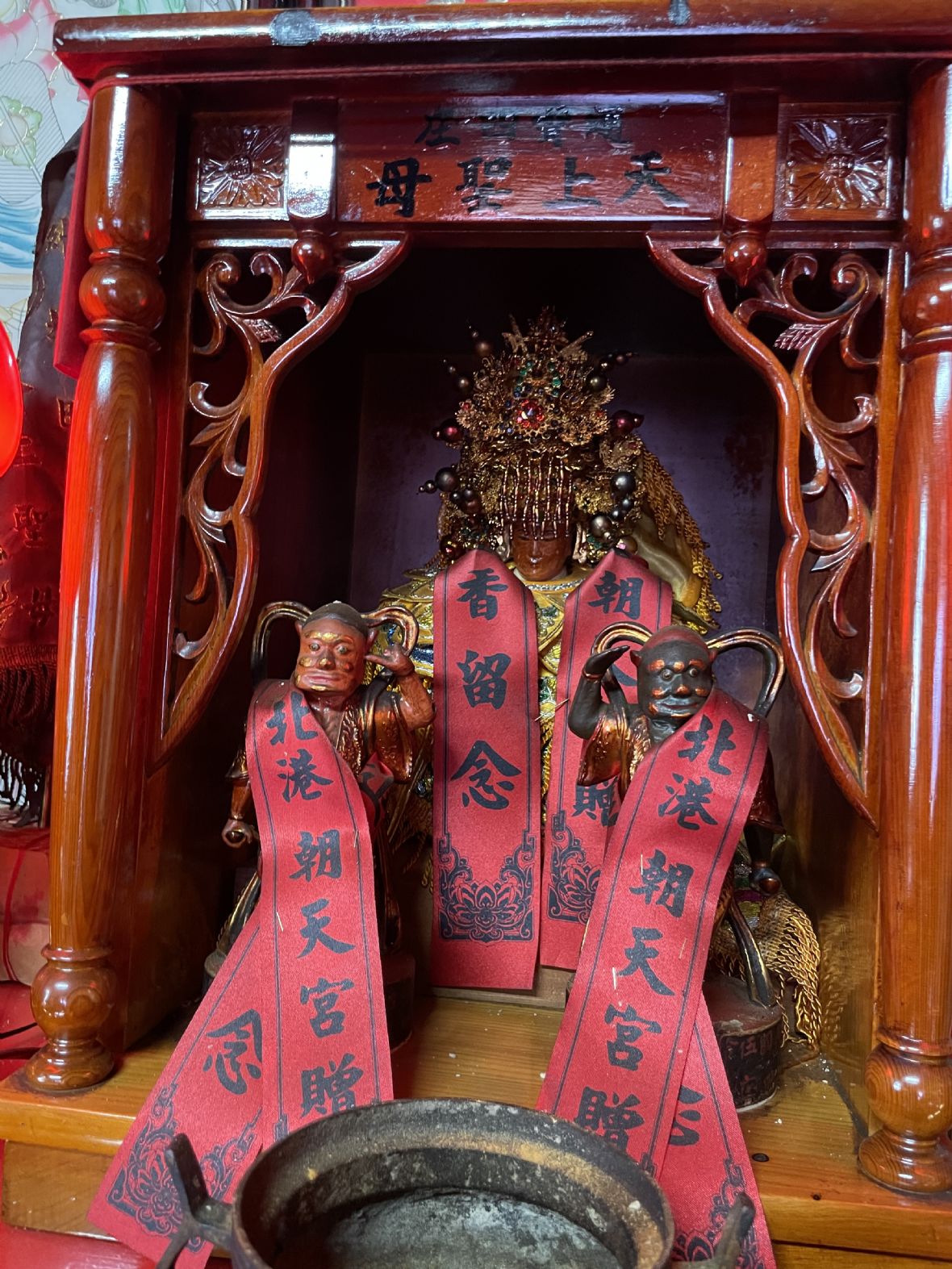 媽祖神像為黑面，頭戴冕冠，頭部髮式為媽祖髻，面部雕刻簡潔有力，臉型削瘦
