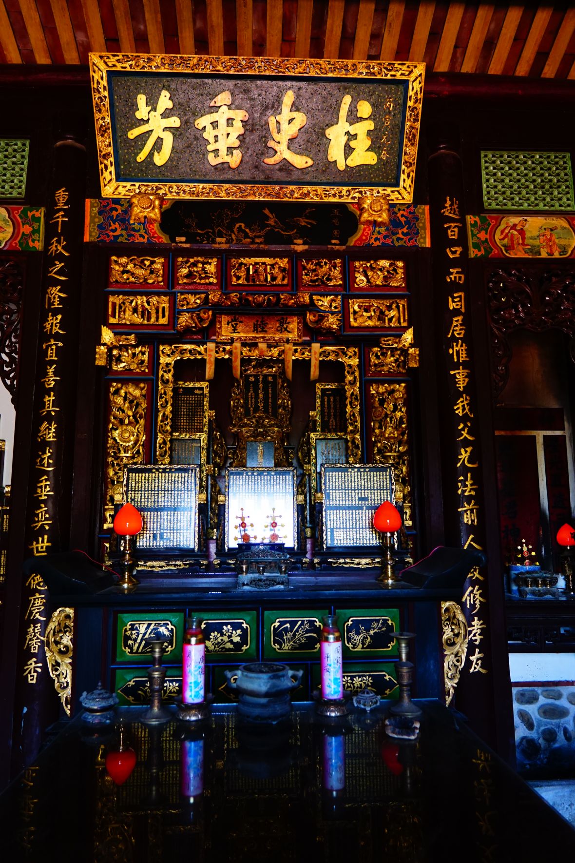 秀禮公祠神龕保存完整，神龕上掛有「柱史垂芳」匾額