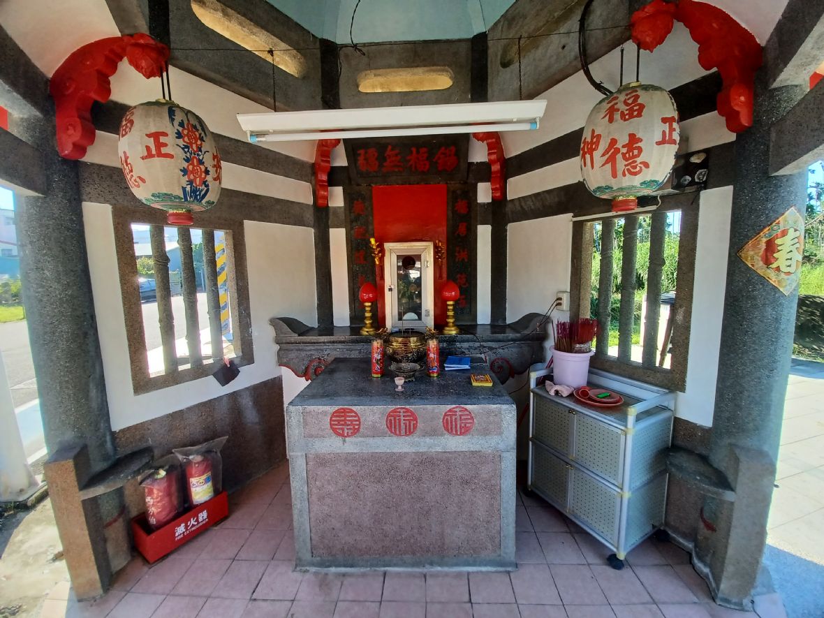 伯公廟建築為單開間、三面牆格局