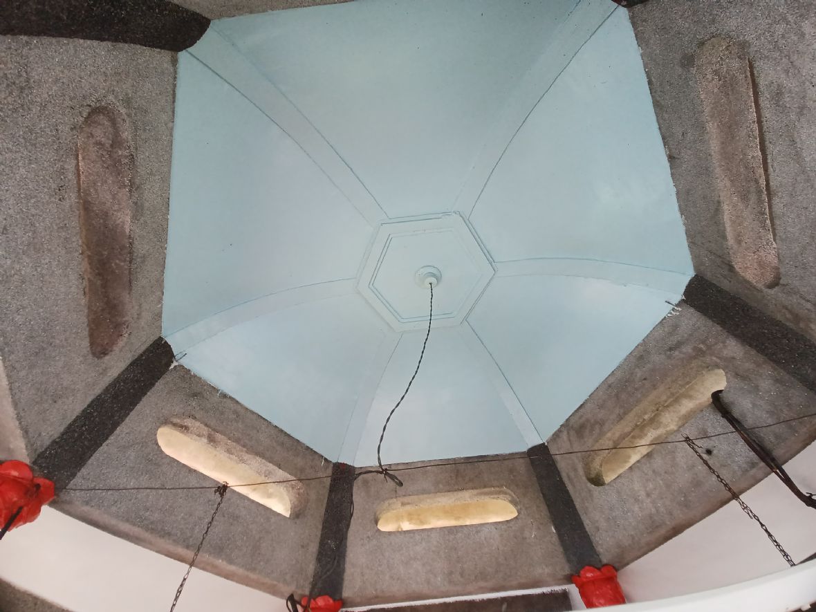 由涼亭內面仰視伯公廟為六角形