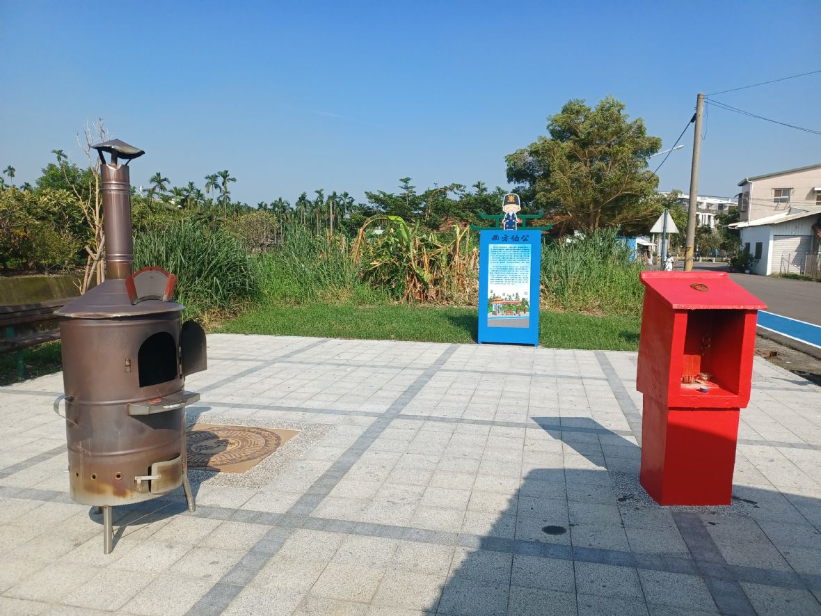 伯公廟前方金爐、天公爐、意象牌