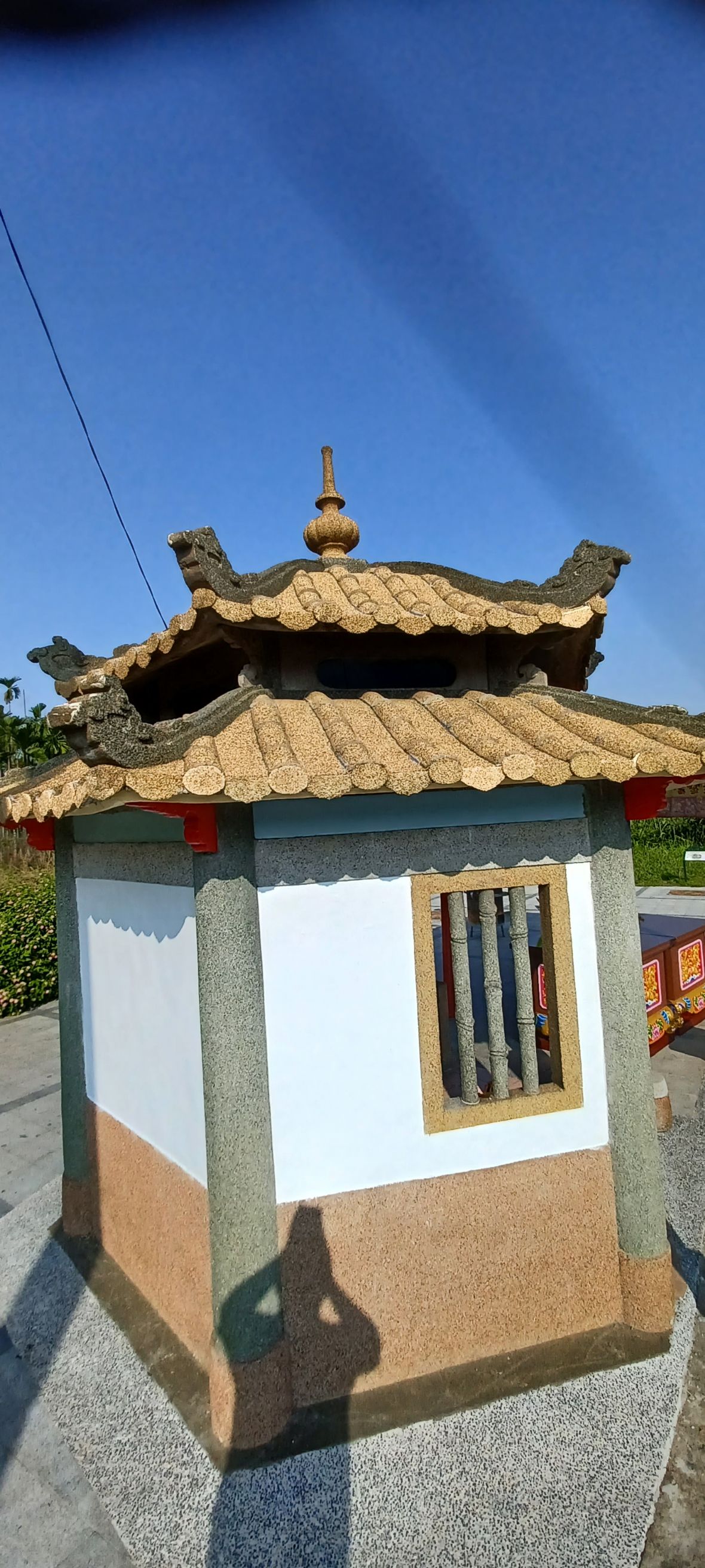 伯公廟屋頂為六角形、歇山頂式