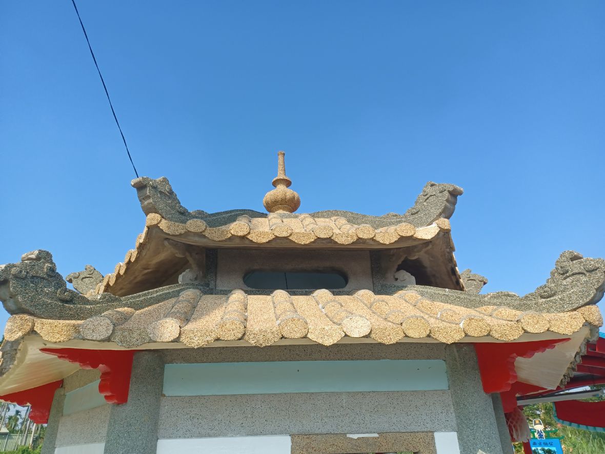 金色洗石子處理的屋頂及寶瓶