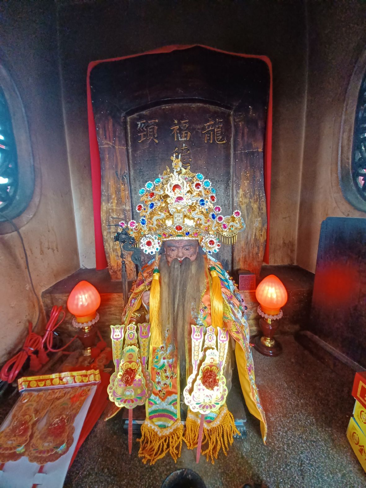 伯公金身神像與後方原檜木木碑神位、左側原石碑神位