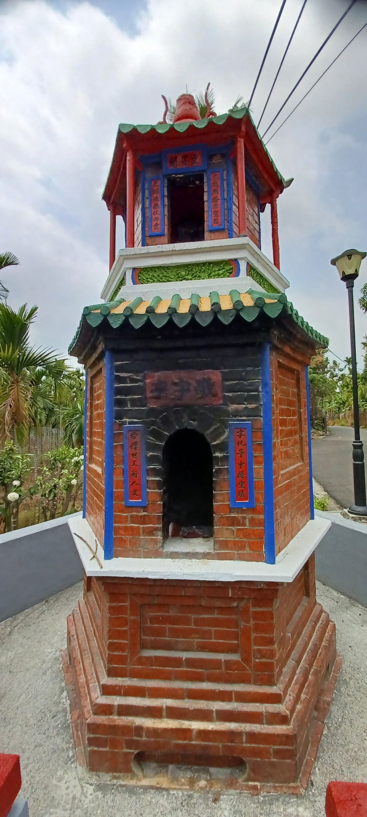 開基伯公右側敬字亭