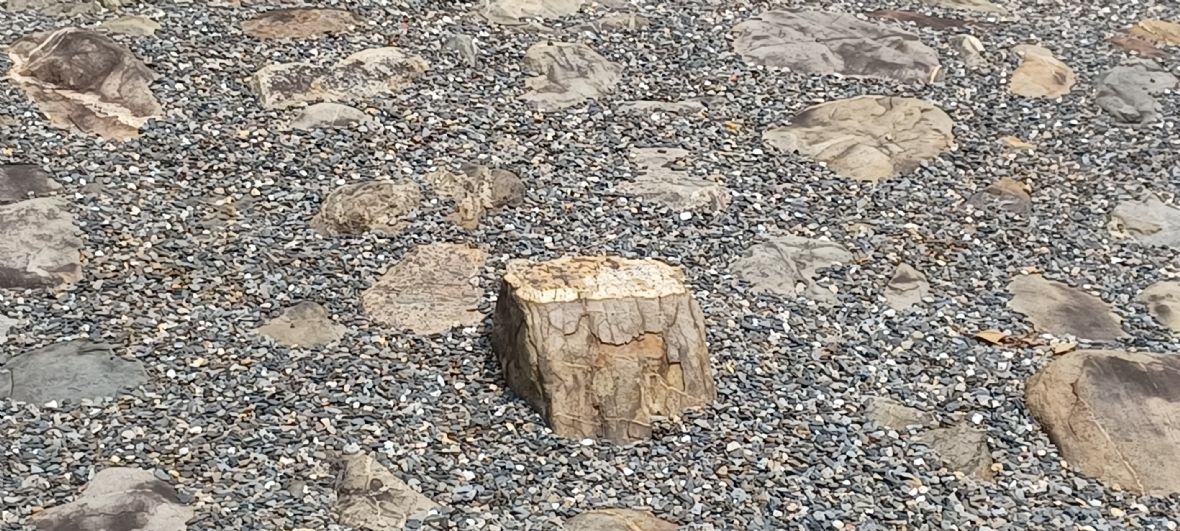 原石伯公，立在化胎中的沙及鵝卵石堆中