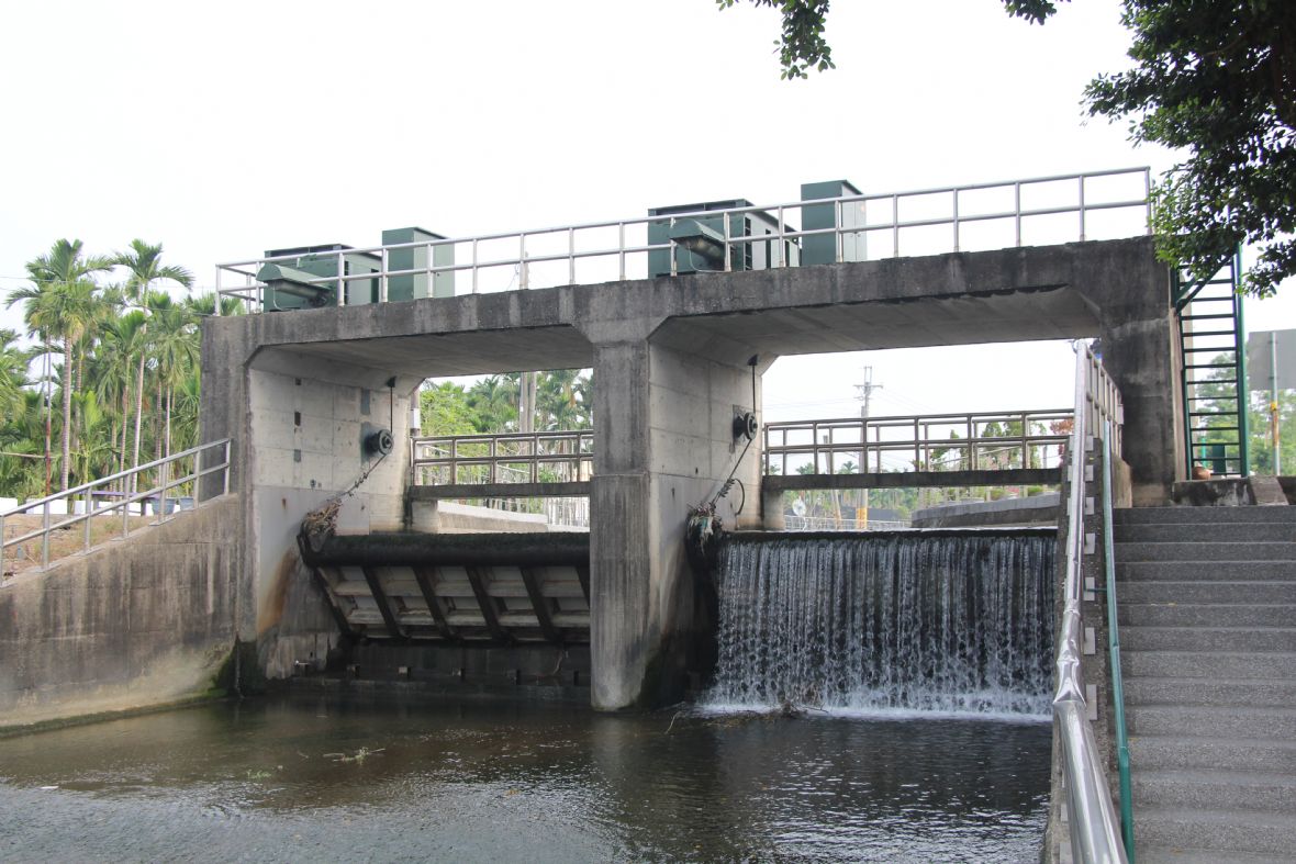 伯公後方為水匣門