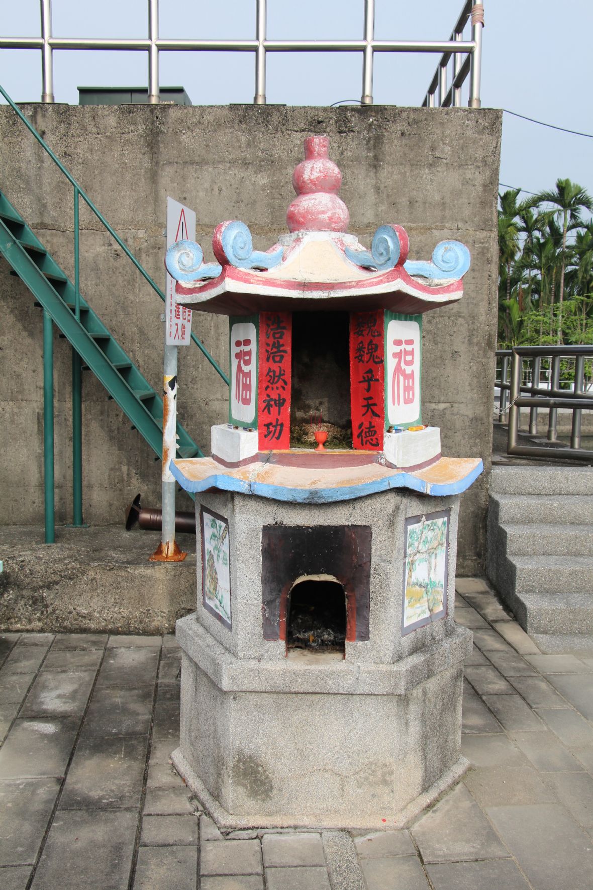 左前方有複合式三層天公爐一座，第2層為金爐，第3層為天公爐