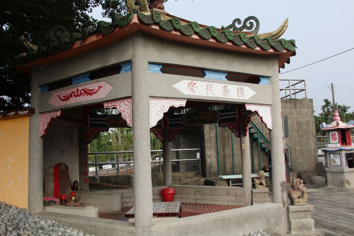 下方5面牆面，其中3面有彩繪蝙蝠（象徵福氣），另2面書寫風調雨順、國泰民安