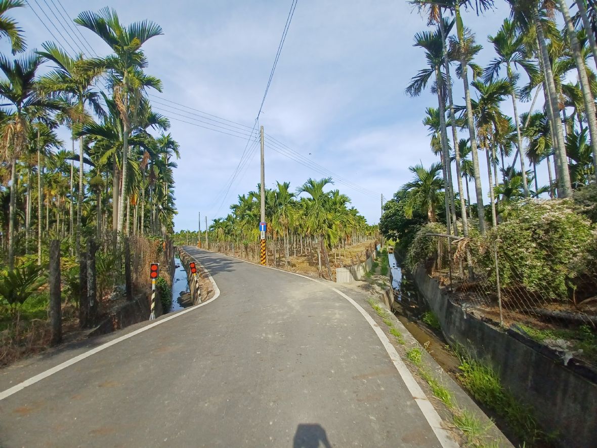 右蝦皮圳、左屋背圳