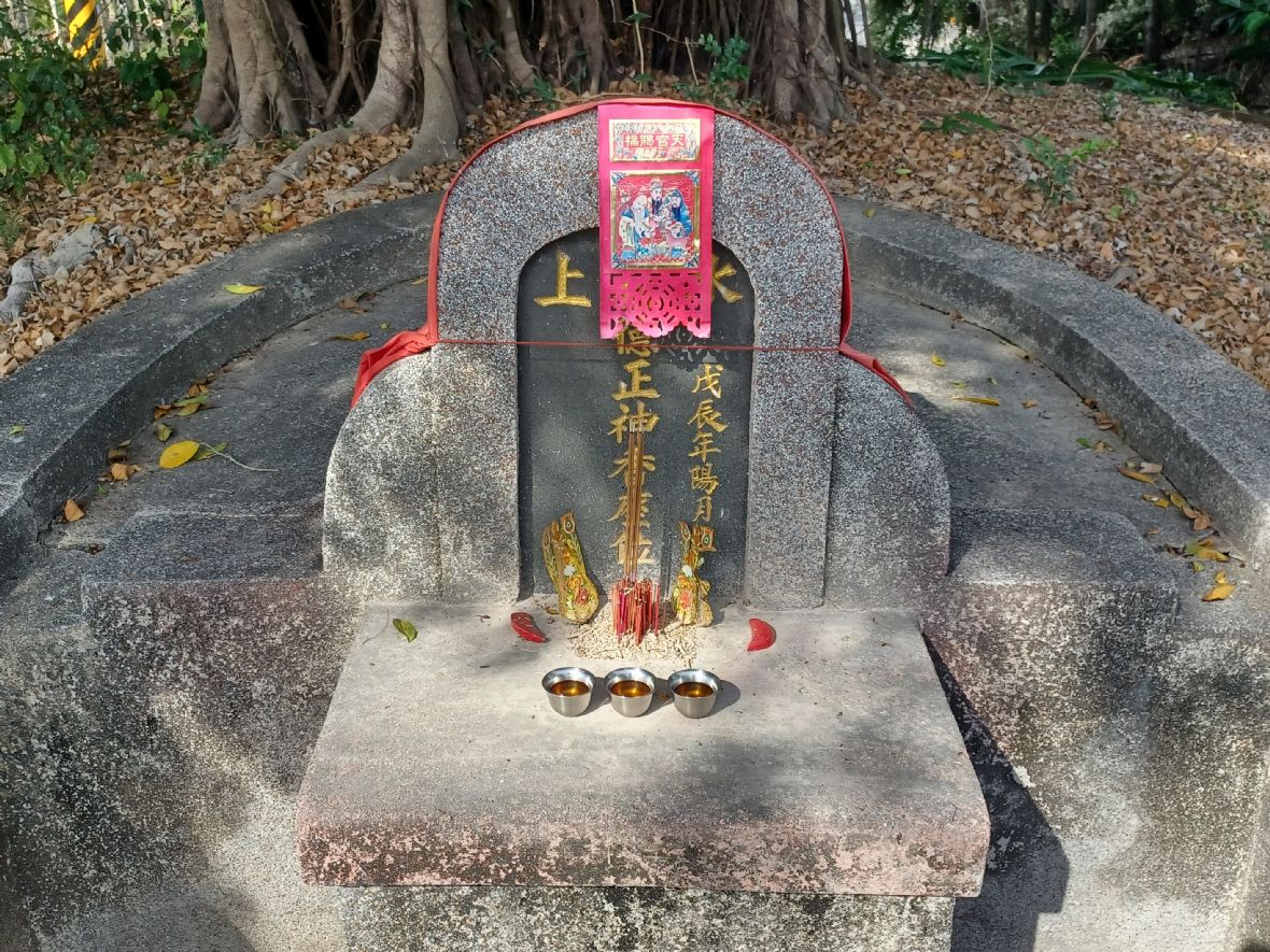 伯公神龕及香爐高起，較供桌為高