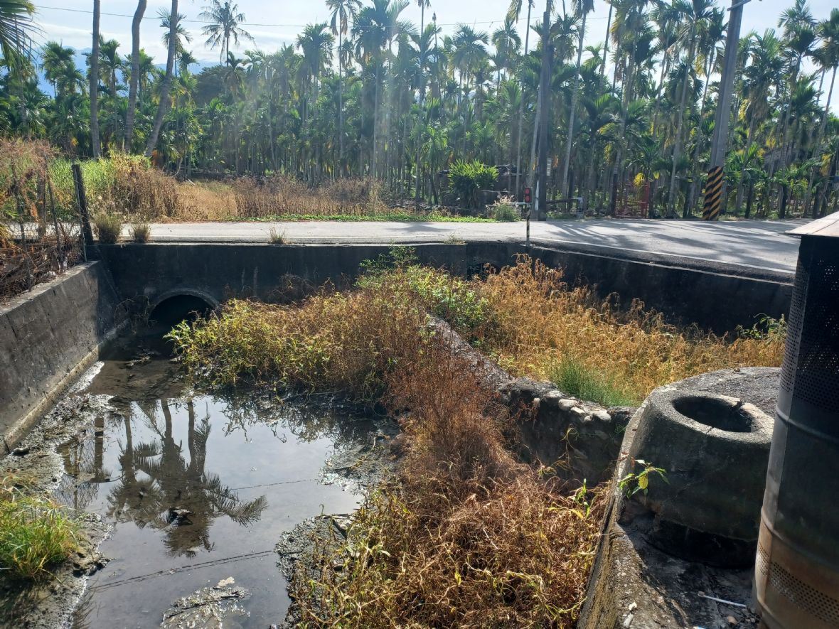 伯公前方匯流的水圳，準備再分流出去