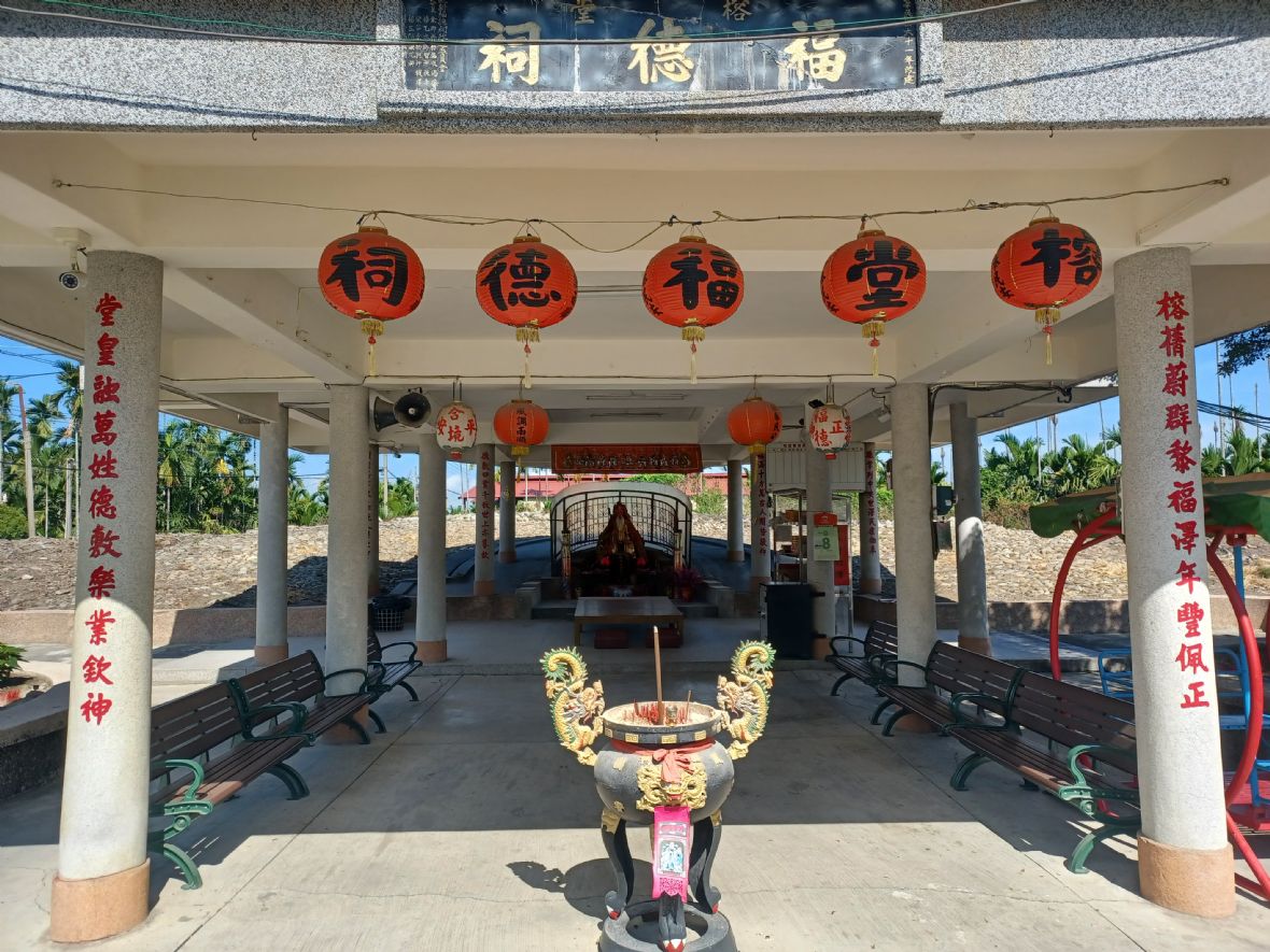 方形涼亭共14根石柱