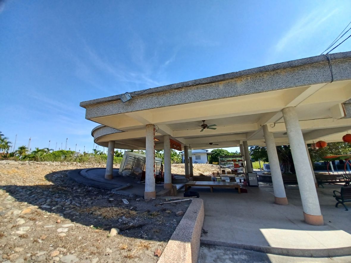 伯公方形涼亭末端以半圓形收尾