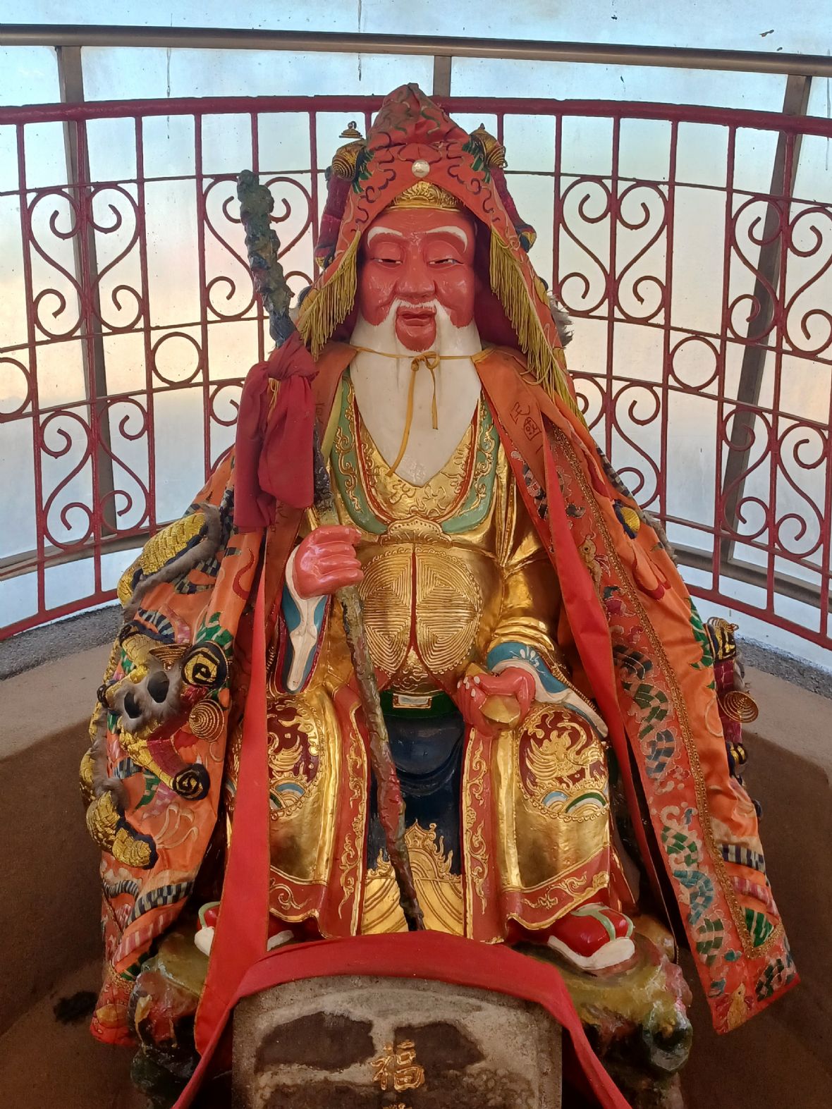 臉色紅潤光滑慈祥的伯公