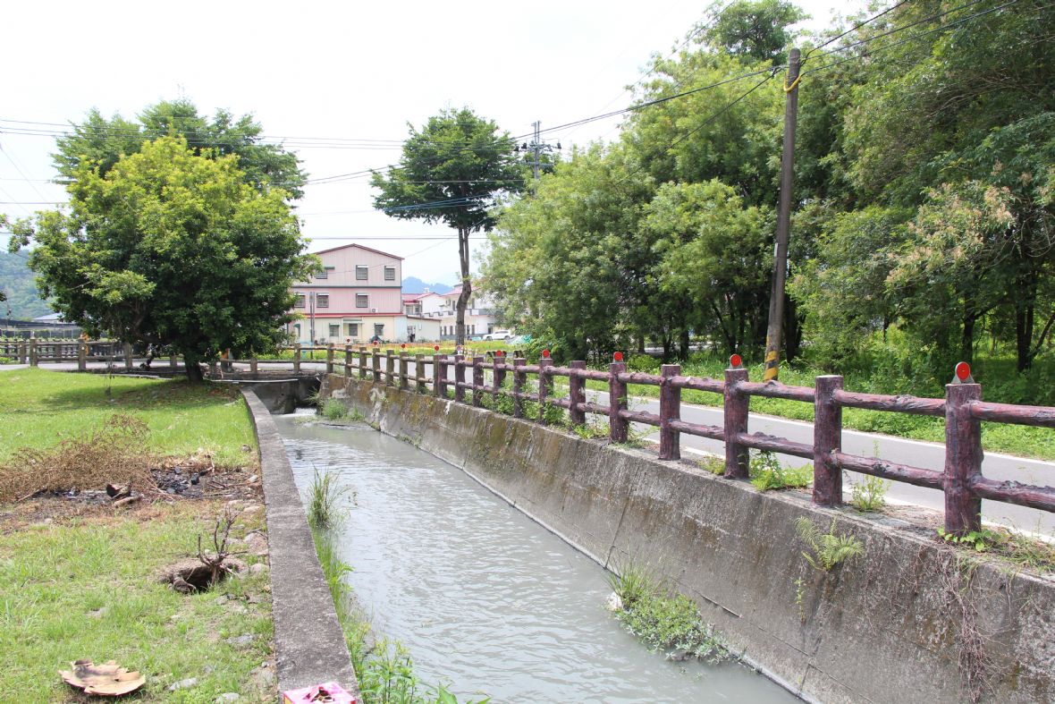 夥房入口處有竹子門溝環繞夥房前方及右側