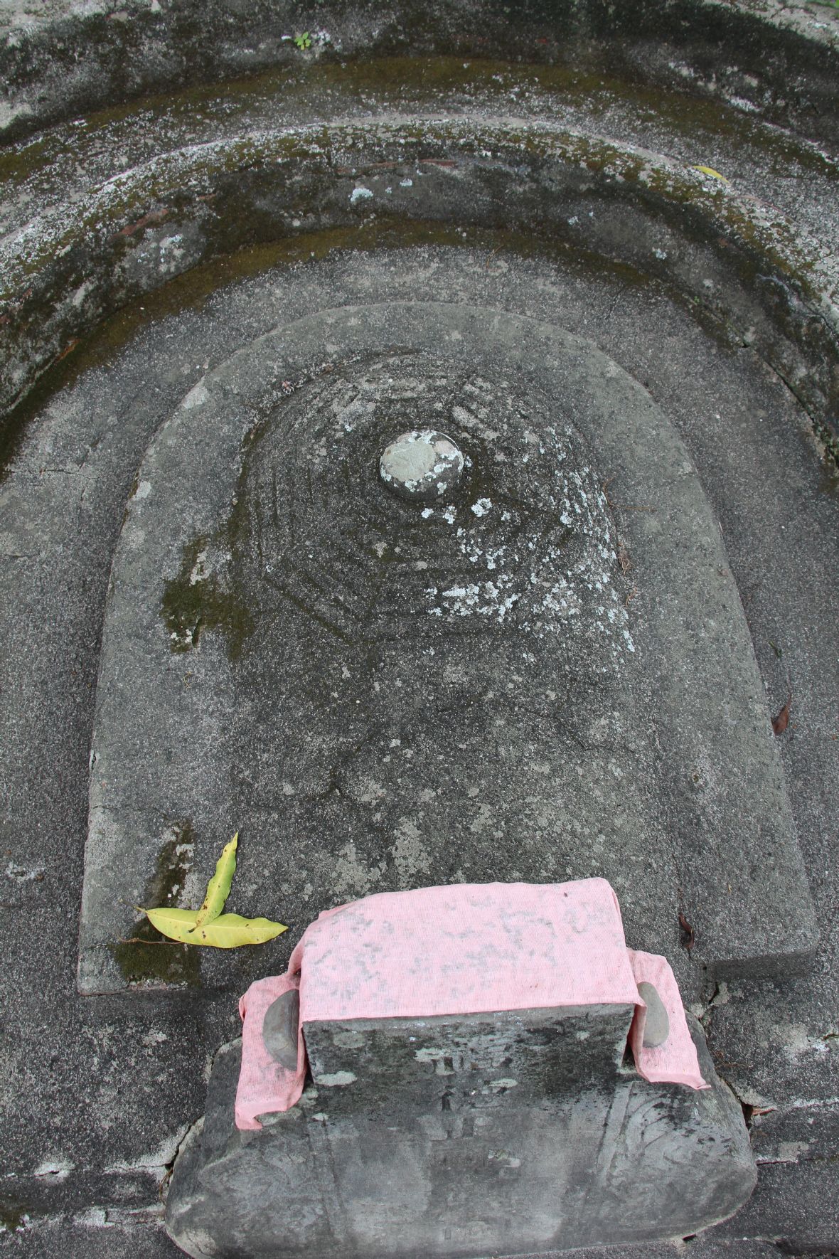 石碑後方墓龜上方裝有八卦圖樣與圓珠，寓意一元復始、陰陽調和之道。