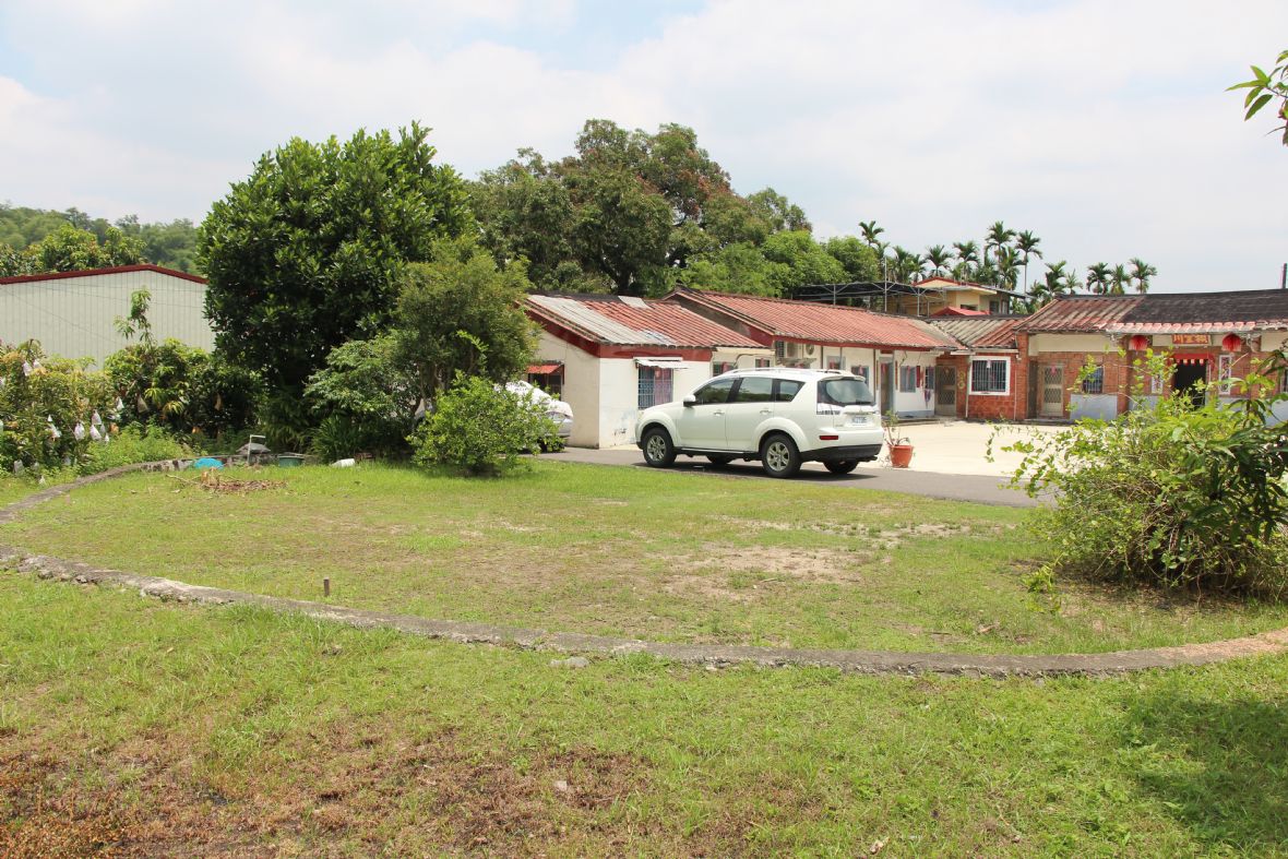 原有一半月池，但現今已封填，並以水泥磚造將原半月池從外圍圍住，內部則為黃土