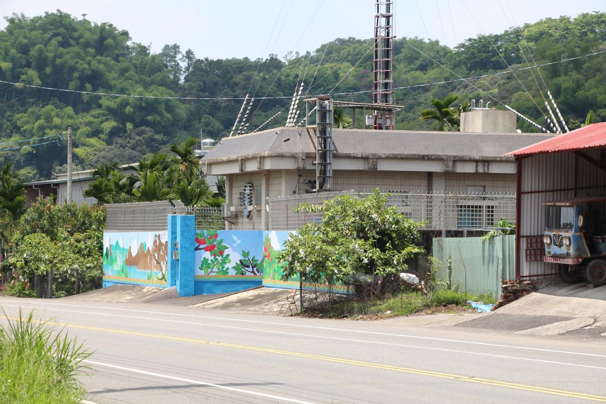 西方伯公原本的位置是在台27甲線，也就是旗六公路往美濃方向右手邊，現在高雄客運新威國小站牌與中華電信旁邊，現地目前種有一顆芭樂樹。