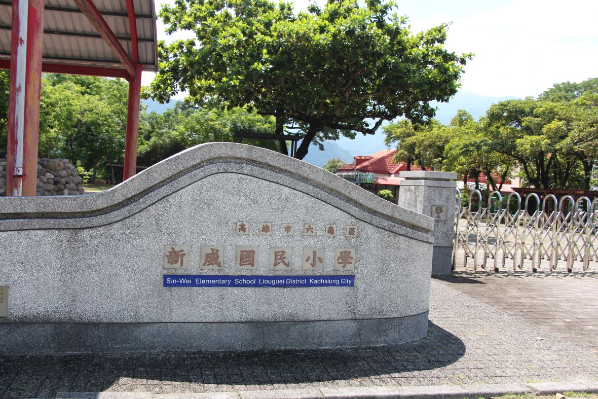 西方伯公就位在新威國小校門左側