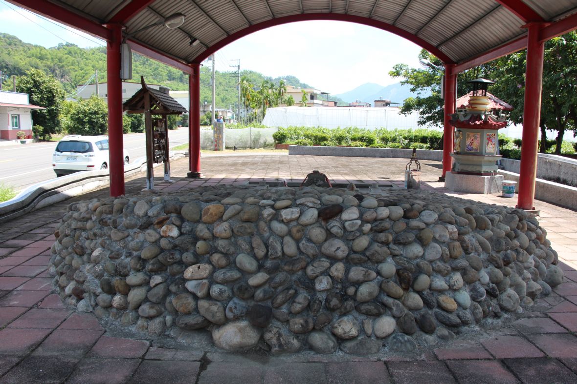 最外圈鋪以鵝卵石成隆起圓形化胎，形似地鼓，寓意地氣凝聚、生機不息，體現客家風水信仰中的「厚地載福」之精神內涵