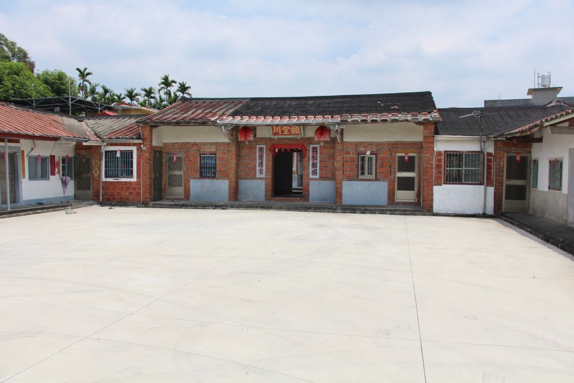 夥房採典型的二堂三橫格局，前方偌大的禾埕