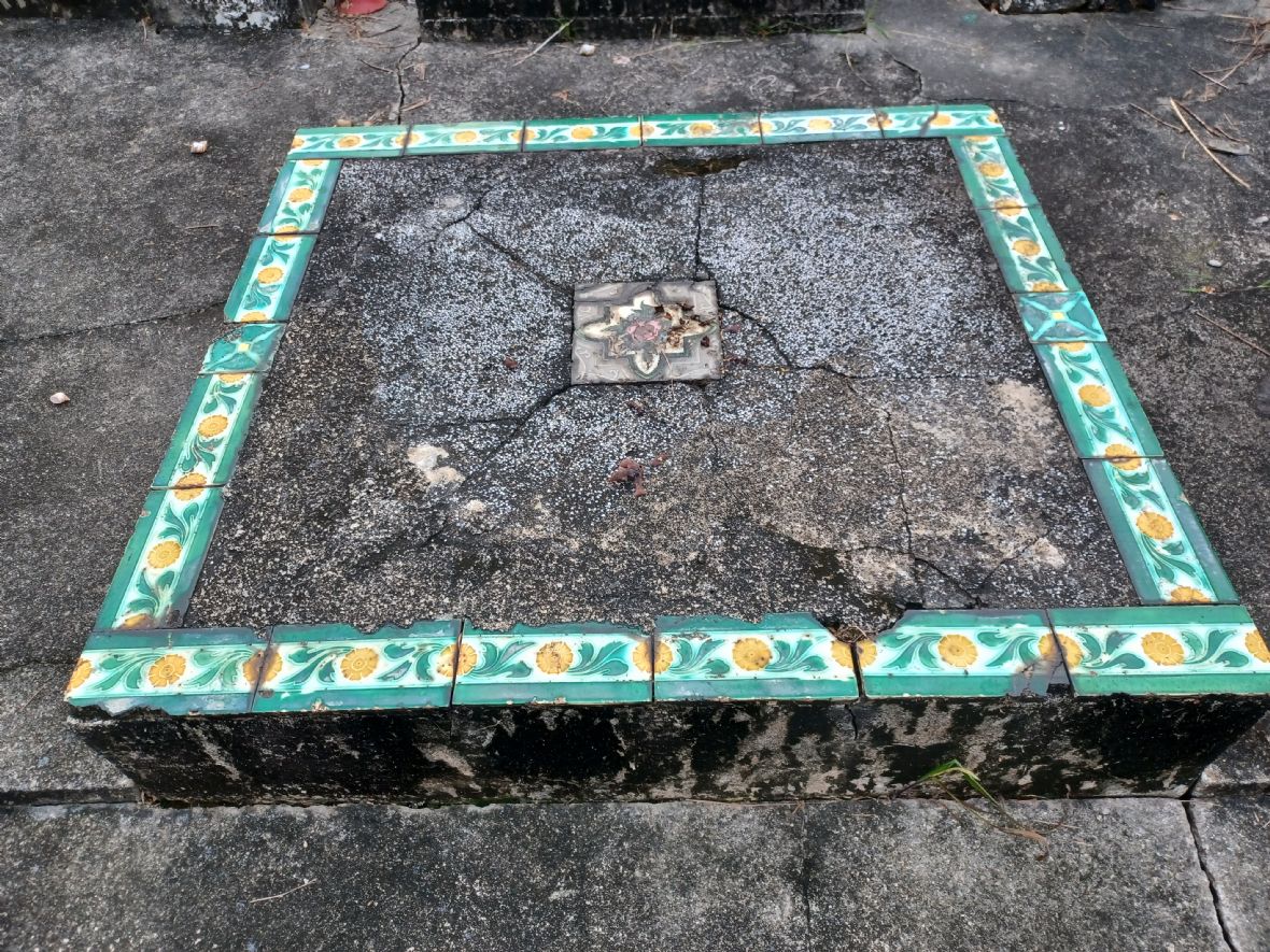 供桌四邊以臺灣花磚裝飾