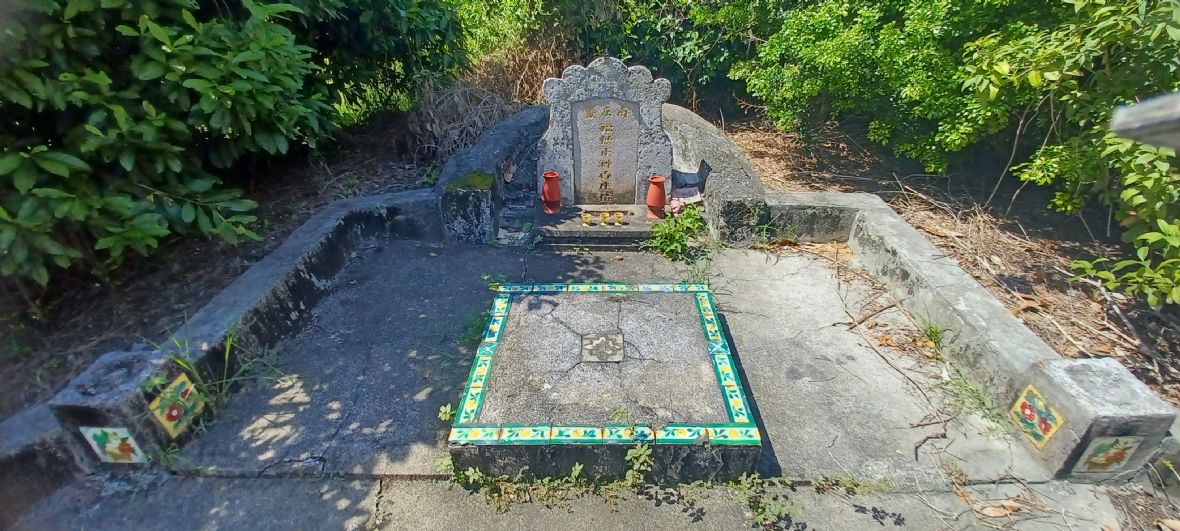 曲手從左右伸手處開始，像展翅般向外伸展成一扇形