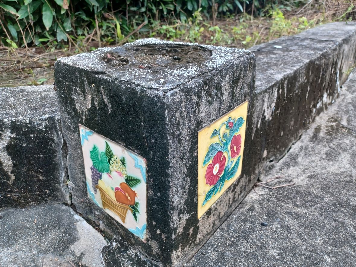 屈手貼有臺灣花磚