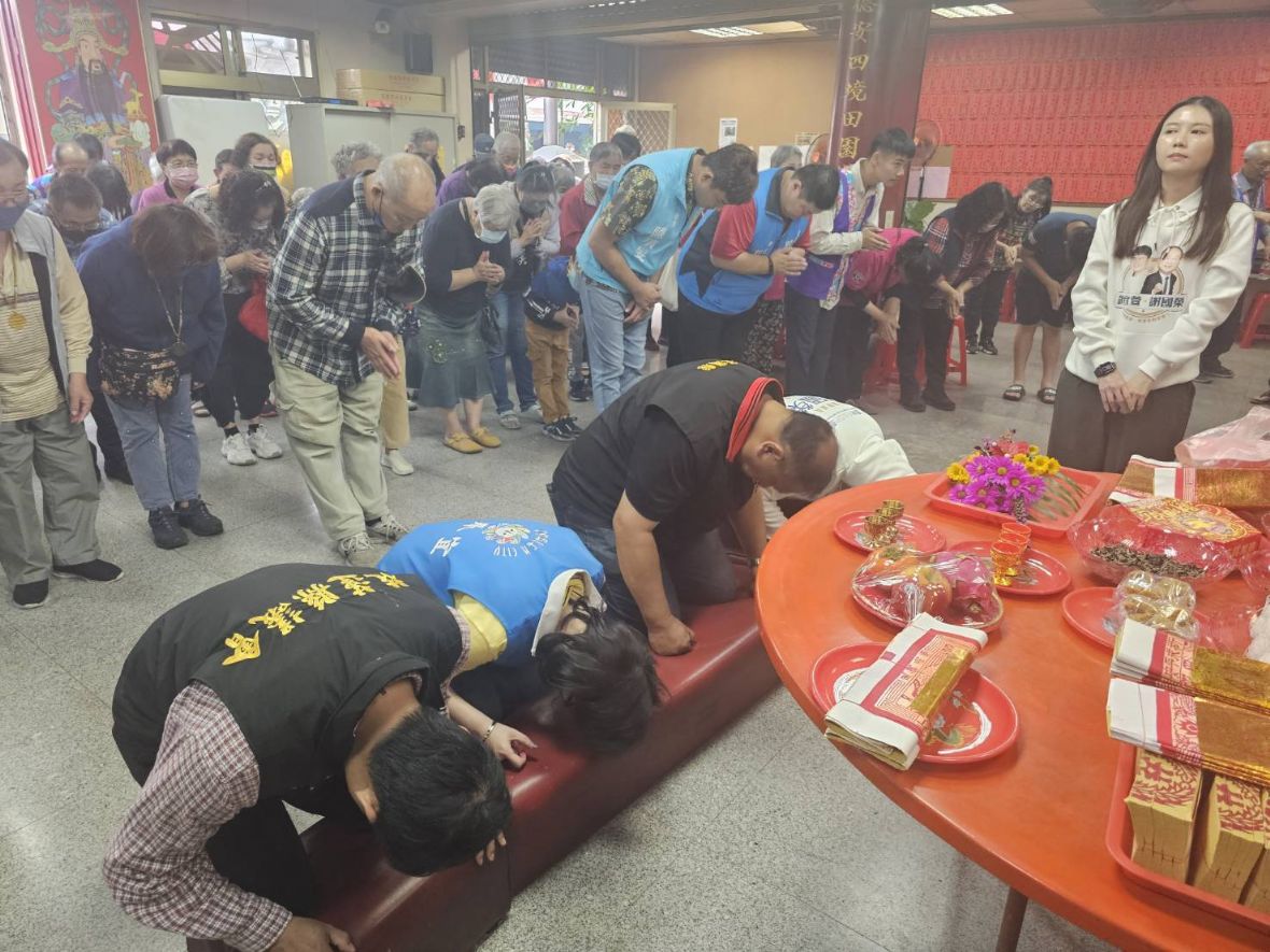 有明庄福德宮福德正神登座大典，信眾行三跪九叩禮