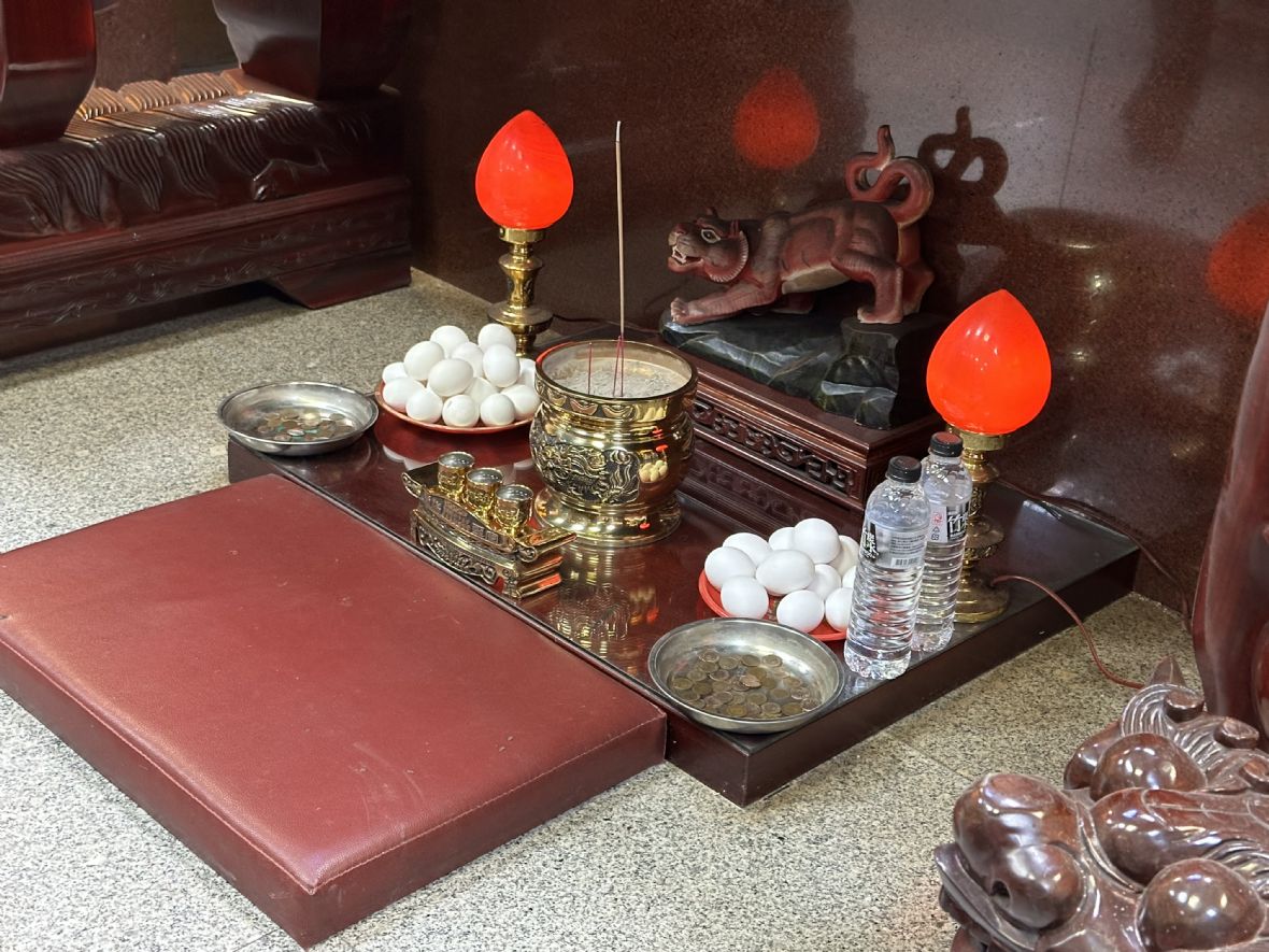 供桌下供奉著虎爺