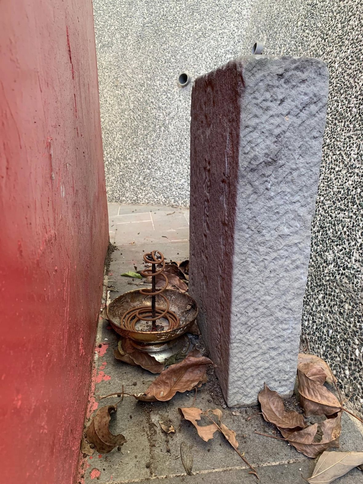 側拍廟後方方形風化石碑